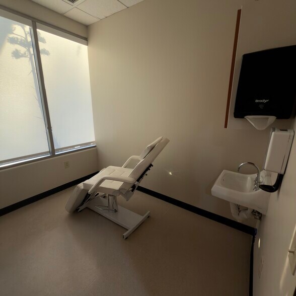 More Photos Of 8761 E Bell Rd, Scottsdale Medical For Lease
