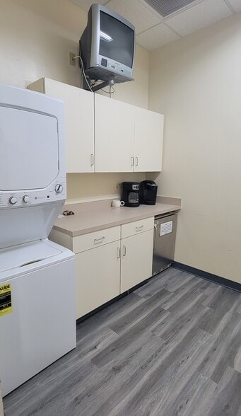 More Photos Of 4229 Lafayette Center Dr, Chantilly Business Park For Sale