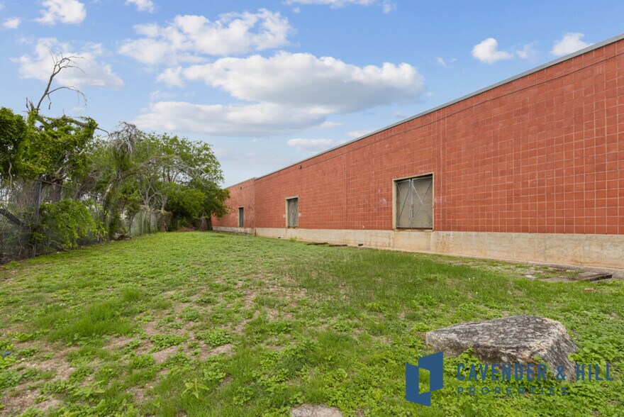 More Photos Of 3200 E Houston St, San Antonio Warehouse For Sale