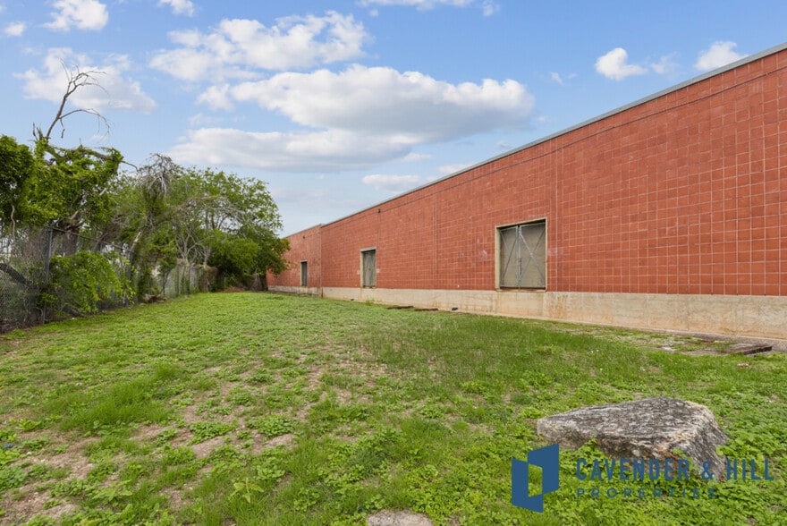 More Photos Of 3200 E Houston St, San Antonio Warehouse For Sale