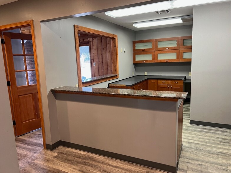 More Photos Of 2160 Airline Dr, Bossier City Medical For Lease