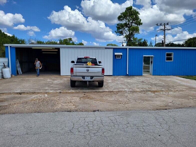 More Photos Of 115 E Murray St, Angleton Warehouse For Sale