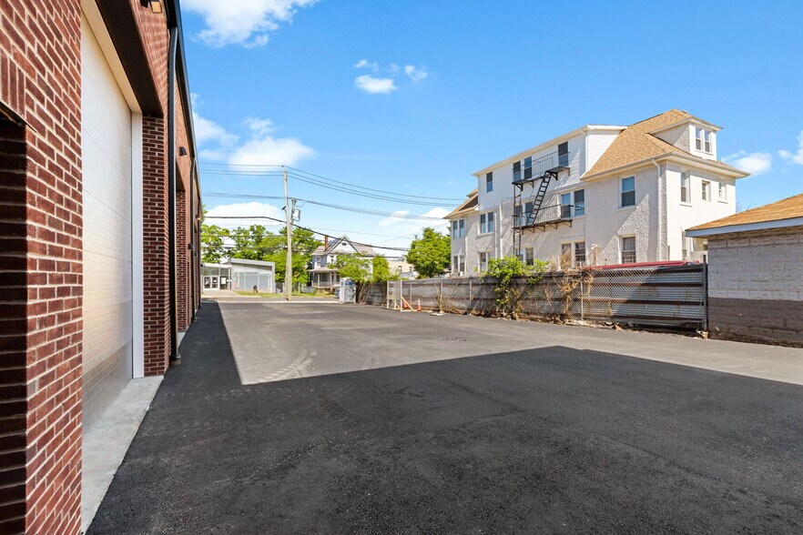 More Photos Of 209 South Ave, Staten Island Service For Lease