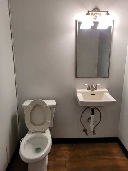 More Photos Of 2006 50th St, Lubbock Flex For Lease