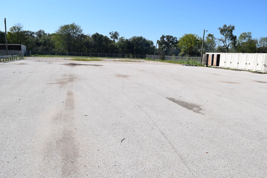 More Photos Of 12115 West Dr, Cypress Land For Lease