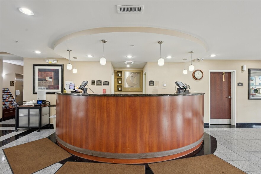 More Photos Of 2750 Fortune Cir W, Indianapolis Hotel For Sale