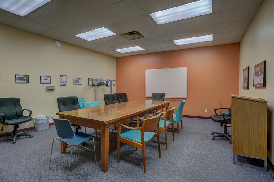 More Photos Of 931 E Main St, Madison Manufacturing For Lease