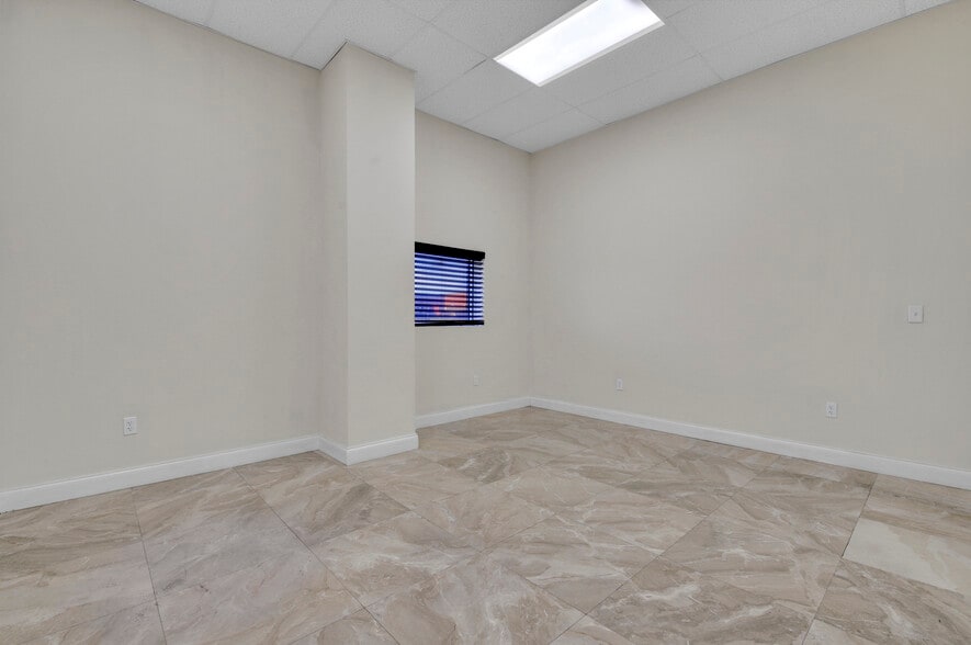 More Photos Of 901 Central Florida Pky, Orlando Warehouse For Lease