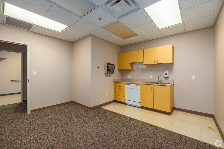 More Photos Of 2900 S National Ave, Springfield Medical For Lease