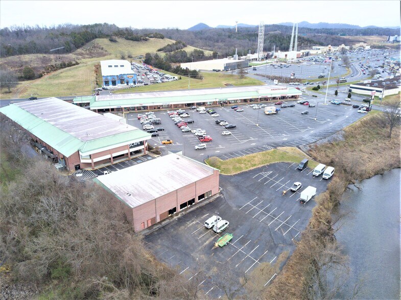 More Photos Of 147-185 E Wears Valley Rd, Pigeon Forge Storefront For Lease