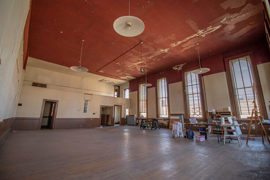More Photos Of 301 Columbia St, Lafayette Office For Sale