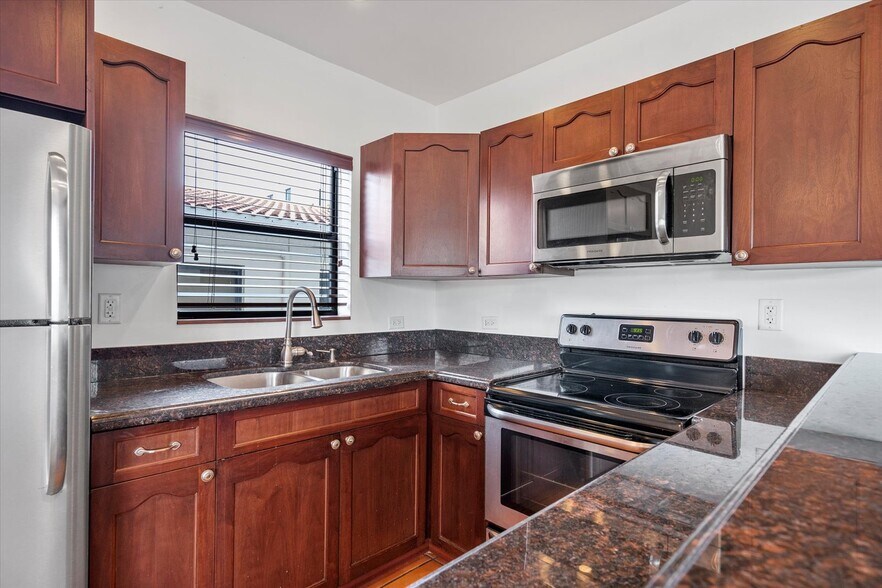 More Photos Of 333 Walnut St, Hollywood Hotel For Sale