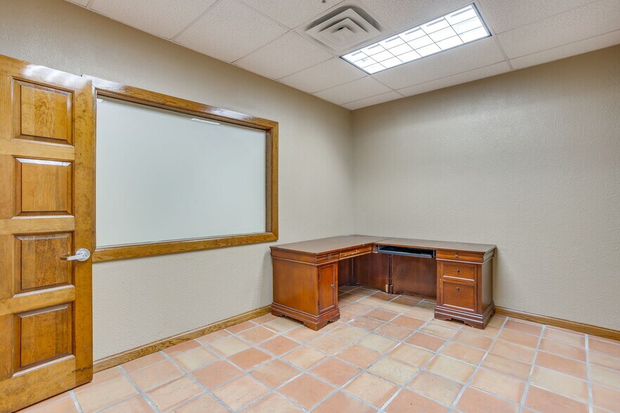 More Photos Of 3500 Noble Ave, Fort Worth Flex For Lease