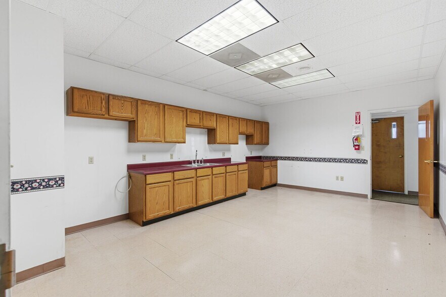 More Photos Of 718 N Martin St, East Prairie Office For Sale
