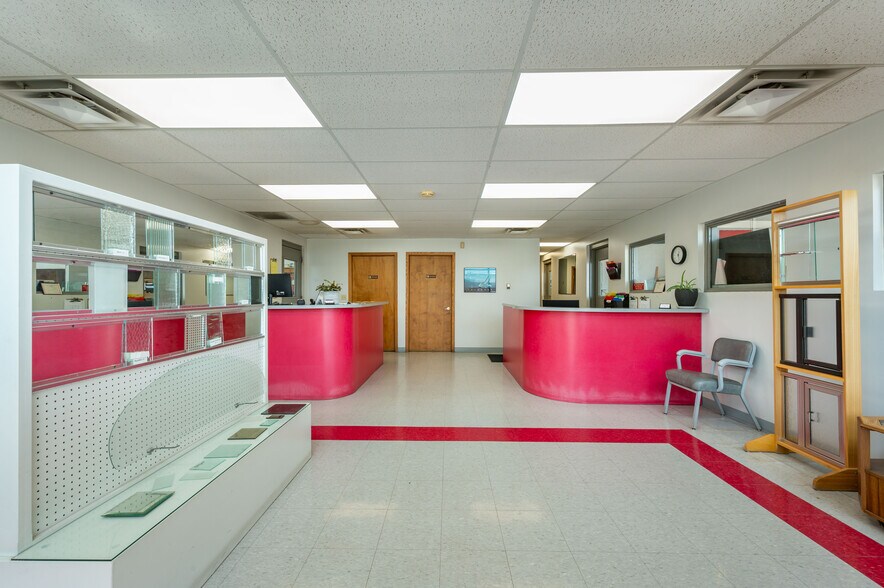 More Photos Of 2660 100th St, Urbandale Service For Sale
