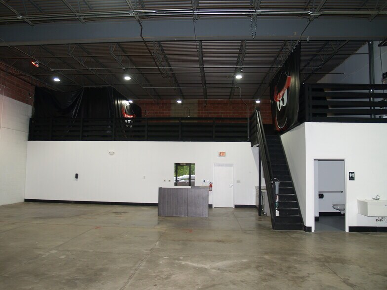 More Photos Of 727 E Turkeyfoot Lake, Akron Light Distribution For Lease