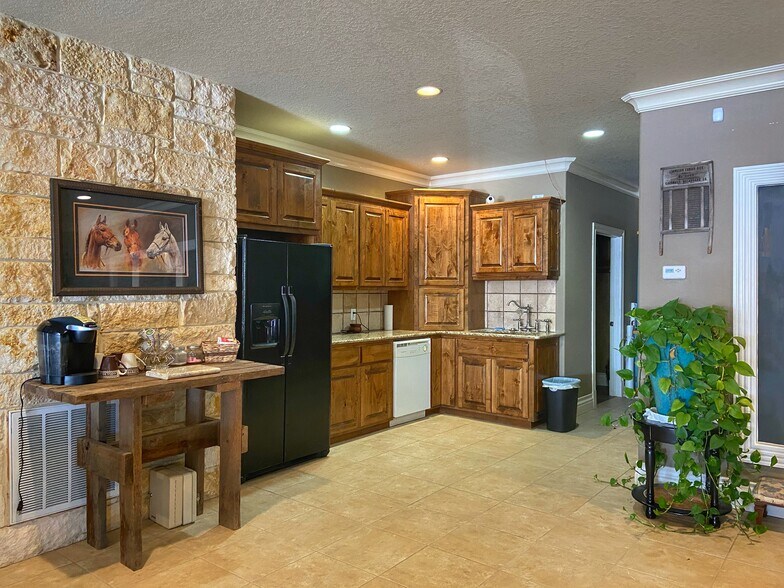 More Photos Of 3999 Hwy 16 South, Bandera Freestanding For Sale