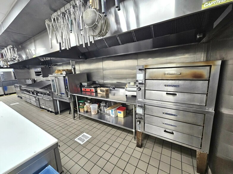 More Photos Of 1525 N Wells St, Chicago Storefront For Lease