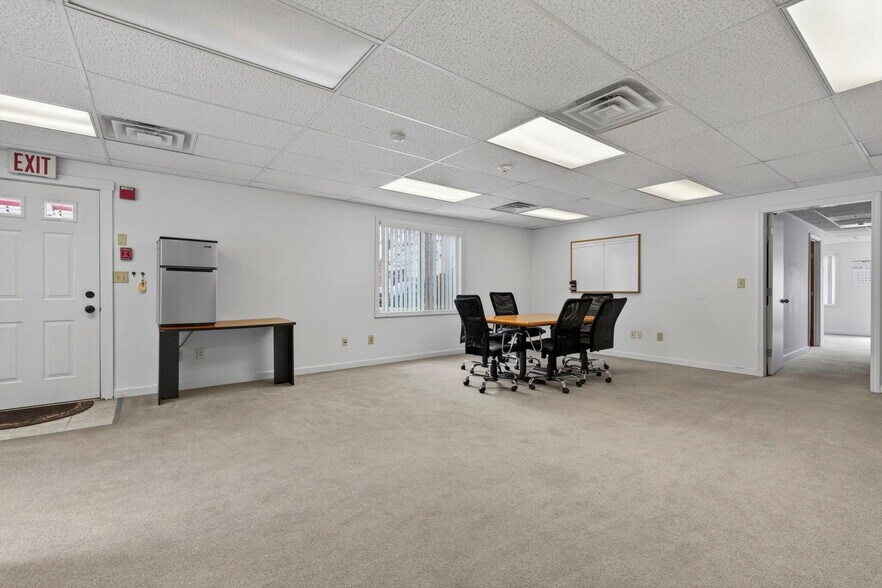 More Photos Of 24 Stickney Ter, Hampton Office For Sale