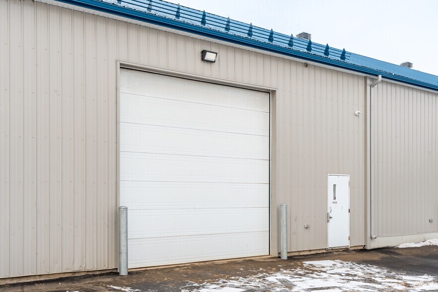 More Photos Of 1245 St J.-A.-Bombardier, Lévis Manufacturing For Lease