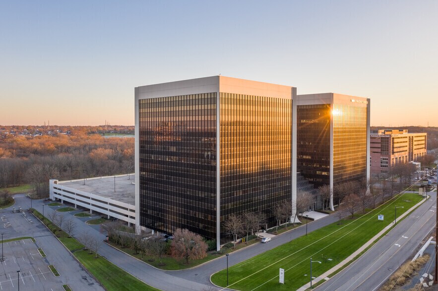 More Photos Of 399 Thornall St, Edison Office For Lease