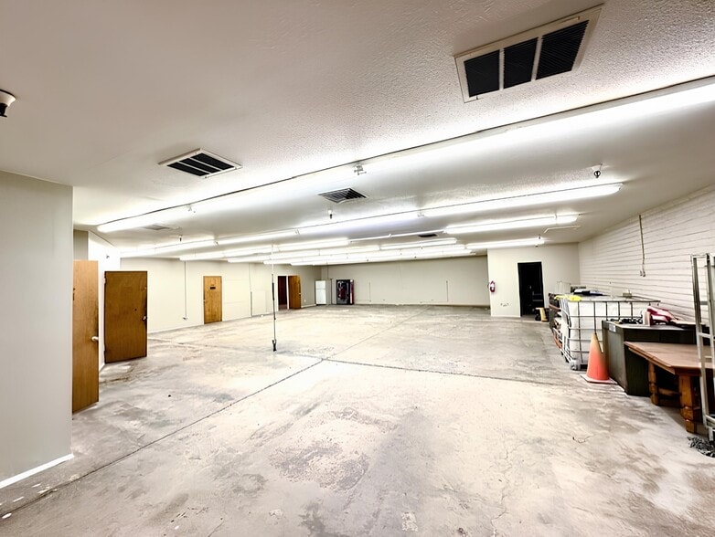 More Photos Of 298 N Pine St, Globe Light Distribution For Sale