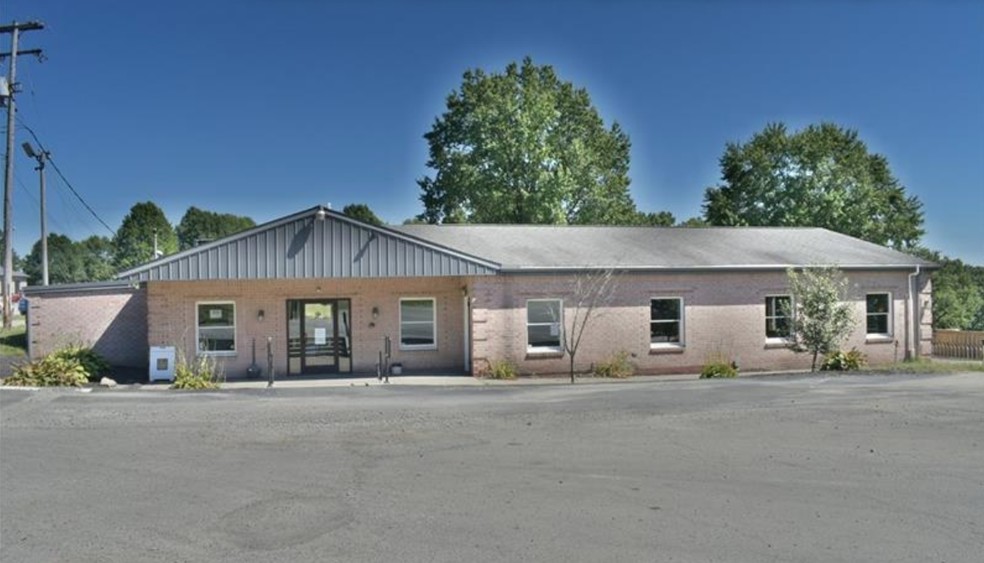 Primary Photo Of 4050 Henderson Rd, Hickory Golf Course Driving Range For Sale