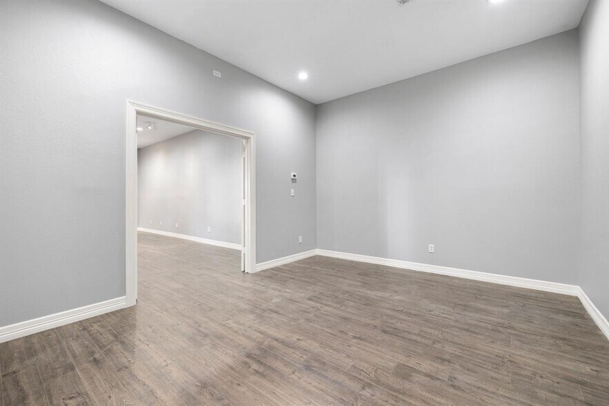 More Photos Of 12832 Willow Centre Dr, Houston Office Residential For Sale