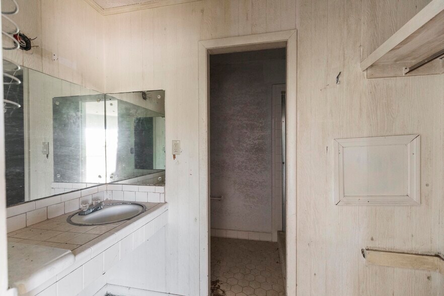 More Photos Of 1010 N Eufaula Ave, Eufaula Hotel For Sale