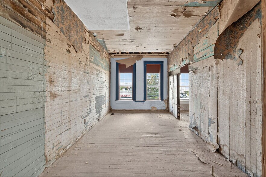 More Photos Of 1425 S Flores St, San Antonio General Retail For Sale