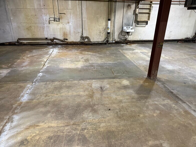 More Photos Of 121 N Lafayette Ave, Marshall Flex For Sale