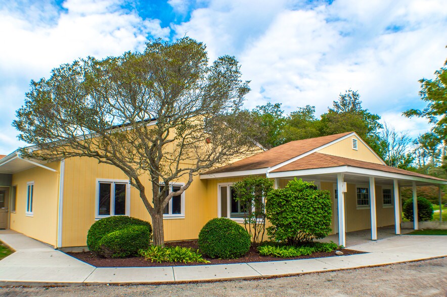 More Photos Of 999 Main Rd, Westport Flex For Lease