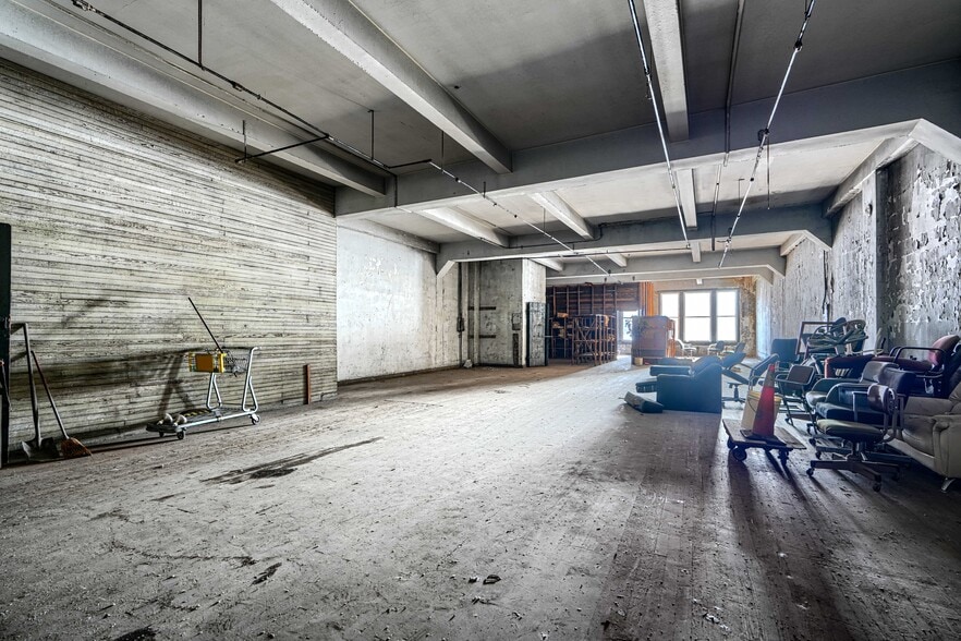 More Photos Of 414-416 E Baltimore St, Baltimore Bar For Sale