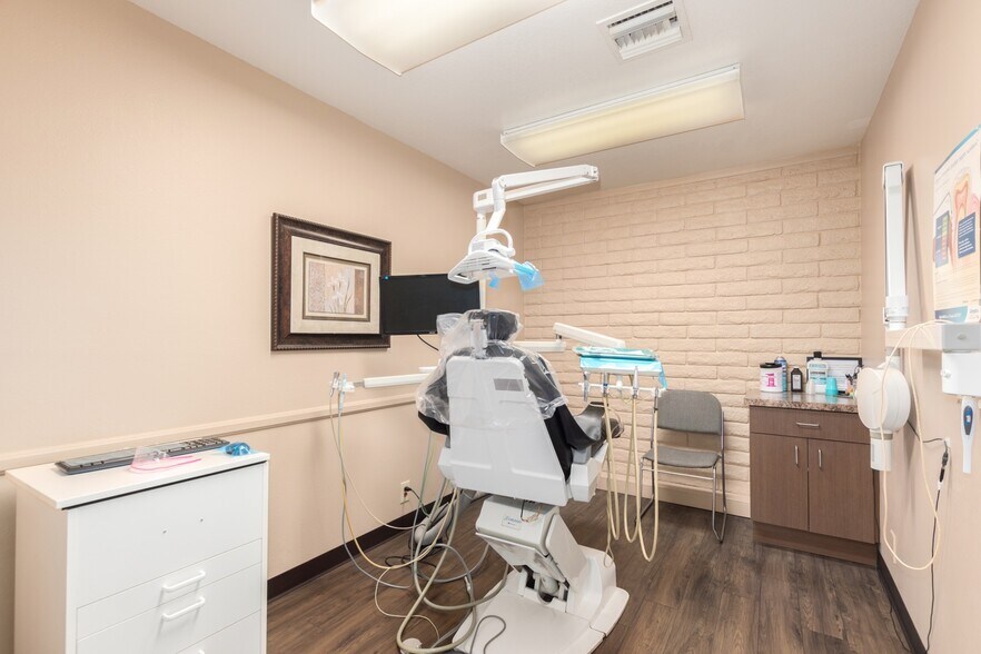 More Photos Of 600 E University Dr, Mesa Medical For Lease