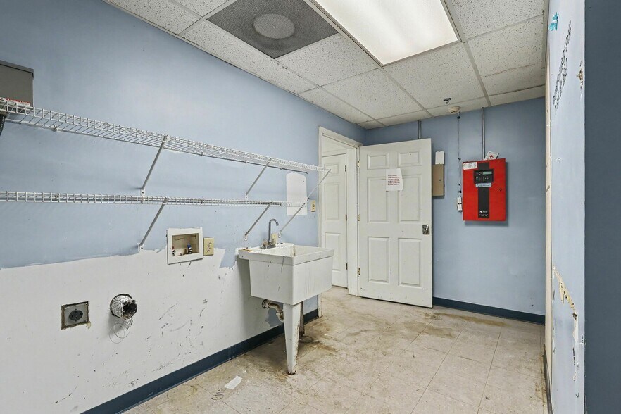 More Photos Of 1445 Cleveland Ave, East Point Showroom For Sale