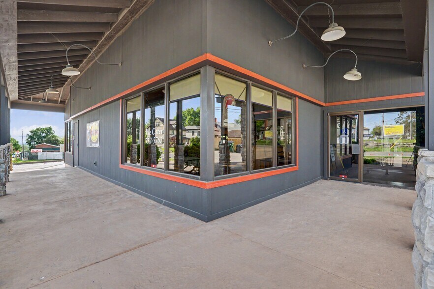 More Photos Of 605 S 10th St, Burlington General Retail For Sale