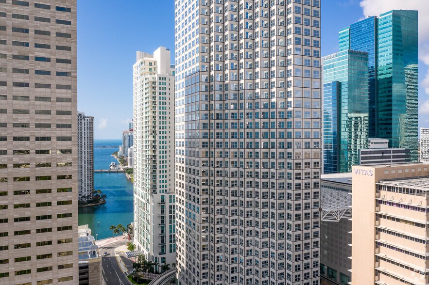 More Photos Of 200 S Biscayne Blvd, Miami Office For Lease