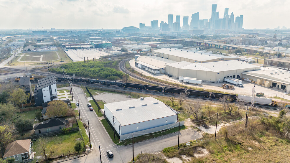 More Photos Of 2219 Brooks St, Houston Warehouse For Sale