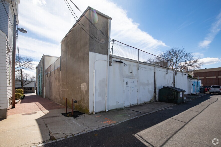 More Photos Of 54 E Main St, Riverhead Freestanding For Lease