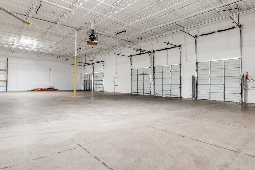 More Photos Of 11232 Leo Ln, Dallas Warehouse For Lease