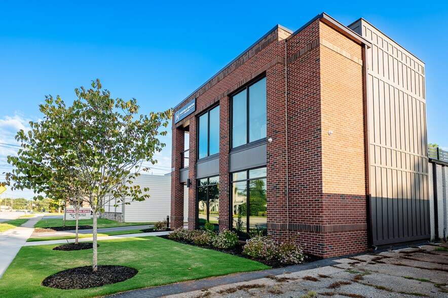 More Photos Of 810 Pendleton St, Greenville Office For Lease