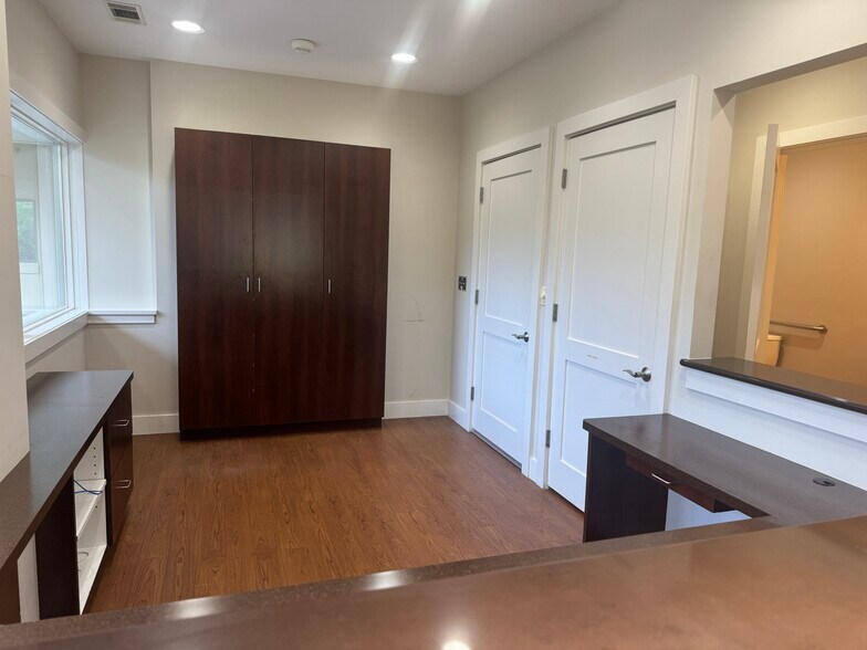 More Photos Of 23 N Main St, Hilton Head Island Office For Sale