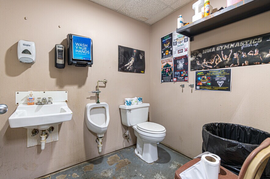 More Photos Of 218 2nd St, Coralville Flex For Sale