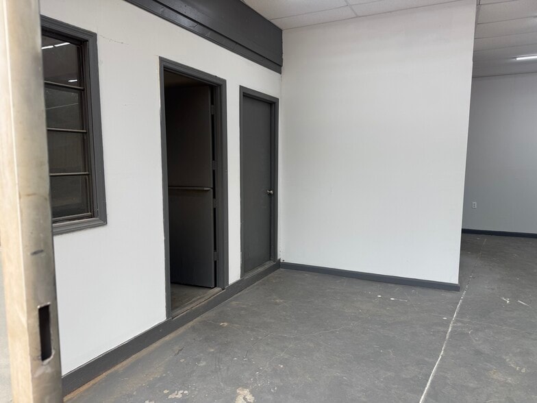 More Photos Of 1350 Commerce Dr, Stockbridge Warehouse For Lease
