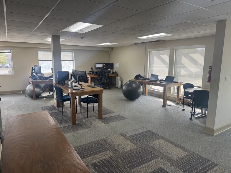 More Photos Of 818 Erwin St, Elkhart Office For Lease