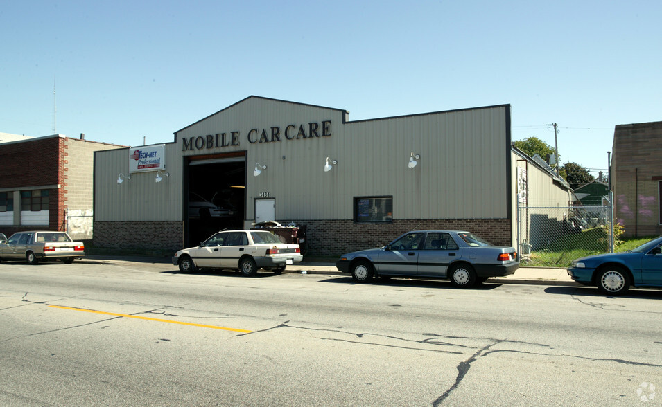 Primary Photo Of 3434 N Holton St, Milwaukee Auto Repair For Lease