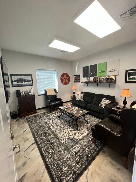 More Photos Of 1308 N Frazier St, Conroe Service For Sale