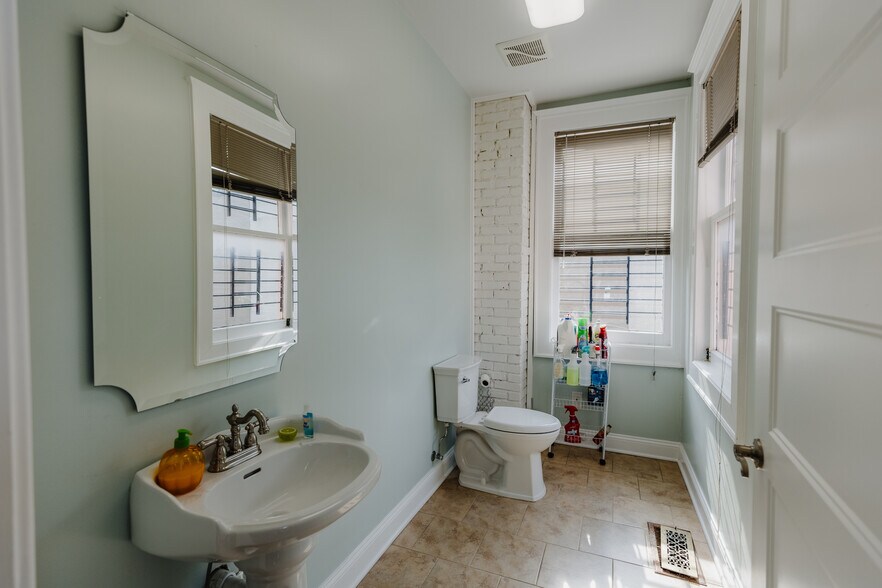More Photos Of 1448 Madison Ave, Memphis Office For Sale