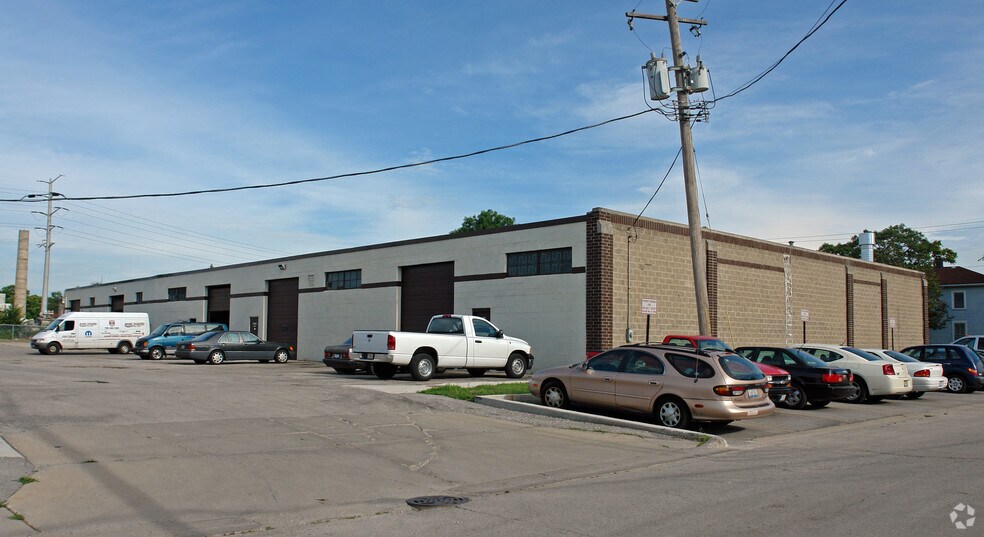 More Photos Of 608 E Cossitt Ave, La Grange Light Distribution For Lease