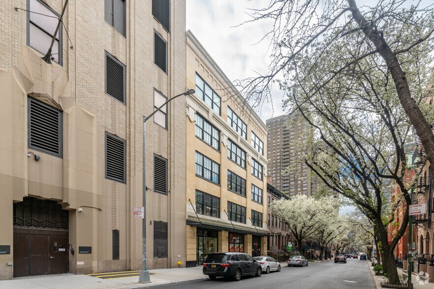 More Photos Of 438 W 51st St, New York Medical For Lease